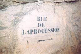 Plaque sculptée dans la masse sous la rue de la Procession