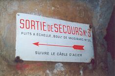 Plaque localisant un pse transformé en sortie de secours