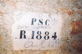 Plaque localisant un ancien puits de service comblé (PSC) + grafitis à la mine de plomb