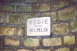 Plaque mentionnant l'auteur et la dâte de construction d'un escalier d'accès aux carrières en colimaçon