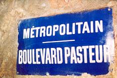 Sous le M° et le bd Pasteur