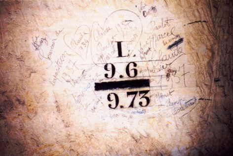 Plaque de nivellement parsemée de tags des années 30 (16ème)