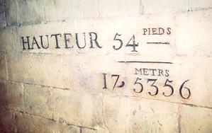 Inscription indiquant la profondeur en pieds et mètres (située au pied de l'escalier)