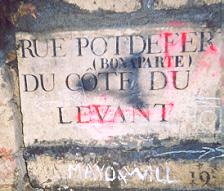 Belle plaque sous l'actuelle rue Bonaparte (rajouté entre-parenthèse sous l'ancien nom "Pot de Fer")