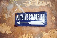 plaque vers le puits messageries