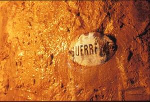 Autre plaque mentionnant peut-être le nom de la société confortatrice [photo Brewal]