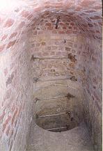 Puits à échelon descendant aux Catacombes