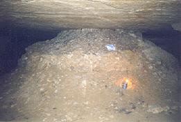 puits comblé avec évasement basal des déchets