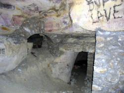 La Grotte : arches et piliers de conso entre piliers tournés