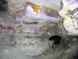 Un pilier tourné entre des conso (la Grotte)