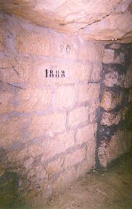date igc portée sur un mur de conso dans une galerie d'inspection
