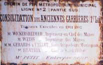 Plaque commémorant les consolidations souterraines liées à la ligne de Métro n°2 (vers Montparnasse)