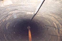 Ancien puits d'extraction ovale maçonné (près d'électrogène)