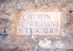 Plaque en direction de l'escalier Mansart