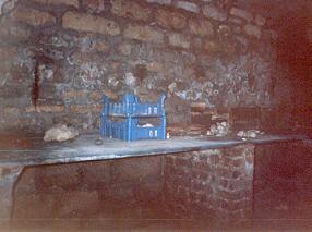 Table en pierre sur pieds en briques